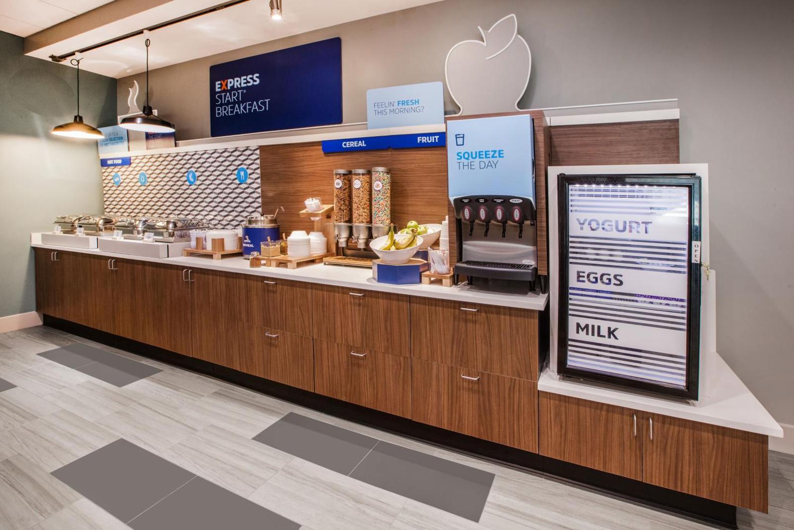 Holiday Inn Express & Suites Chicago-Midway Airport Main image 1