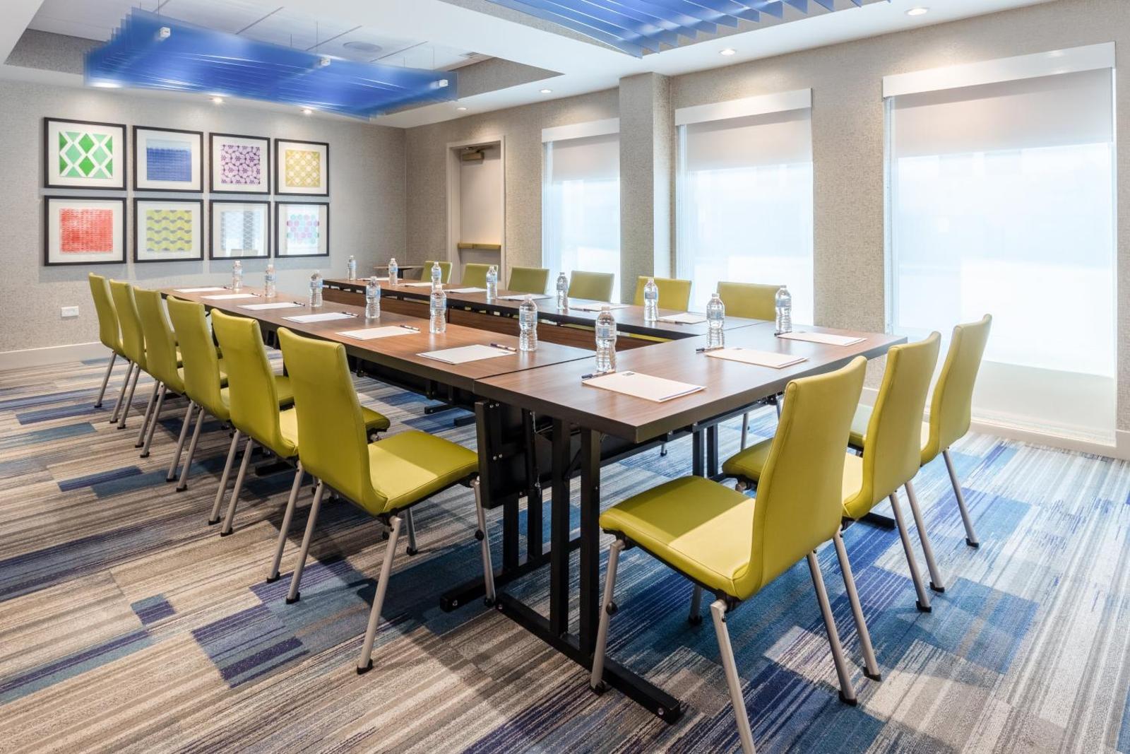 Holiday Inn Express & Suites Chicago-Midway Airport Main image 2